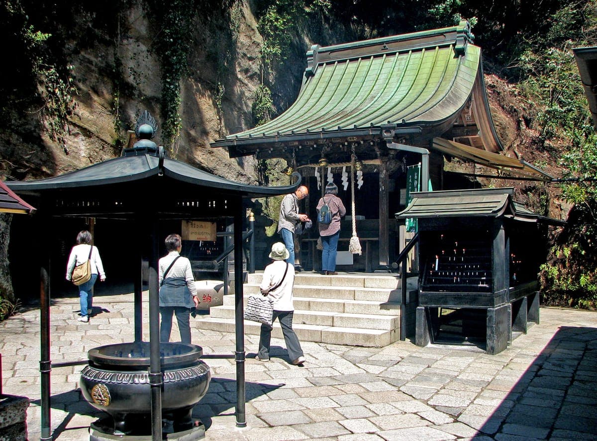 Zeniarai Benzaiten Ugafuku Shrine