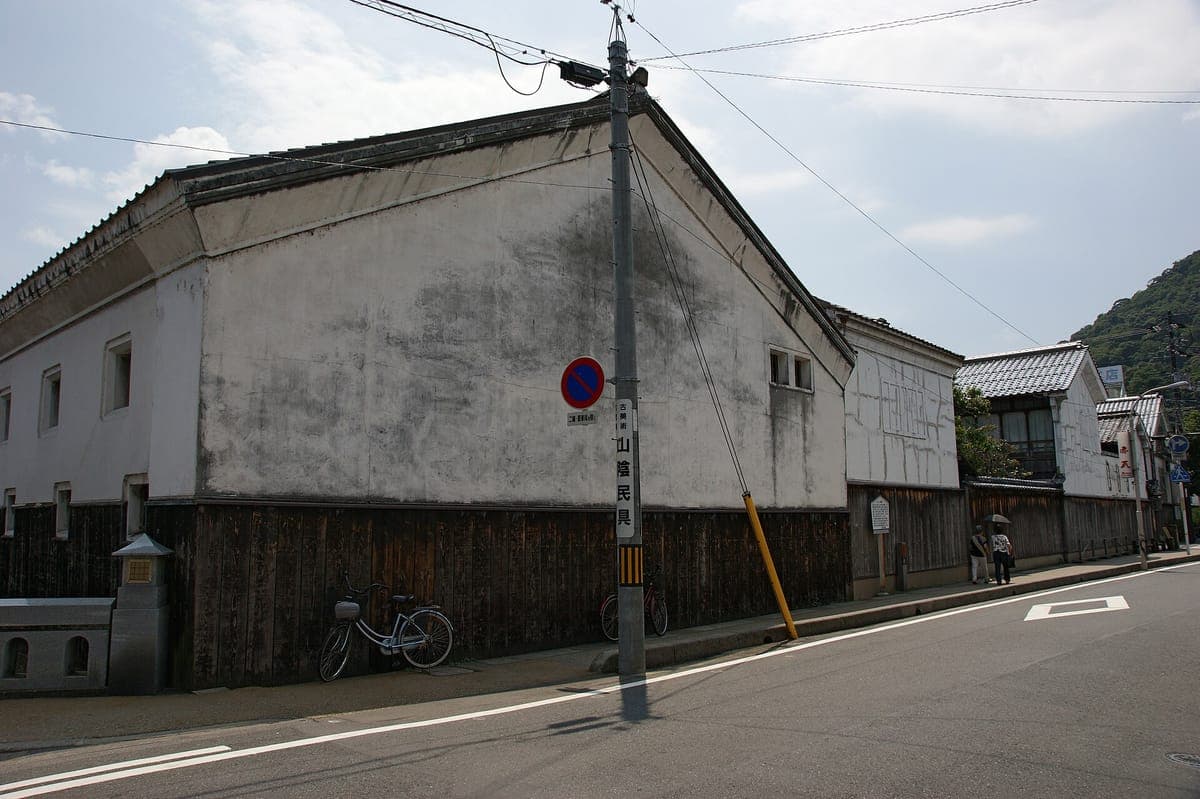 Kurayoshi Utsubuki-Tamagawa White-Walled Storehouse District