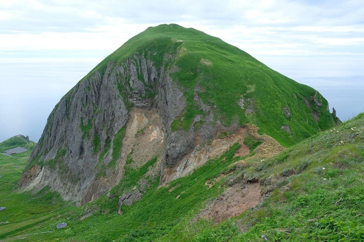 Momoiwa (Peach Rock)