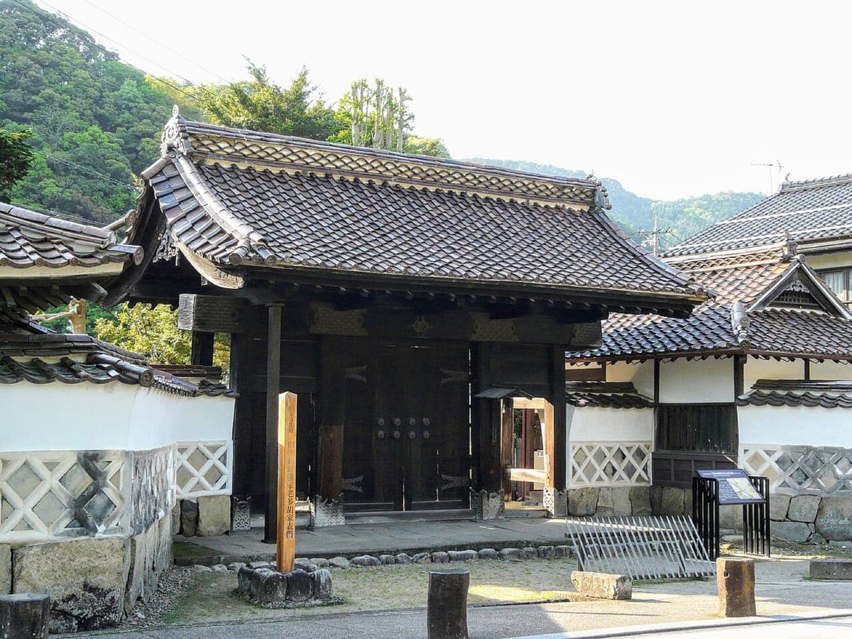 Tago Family Gate