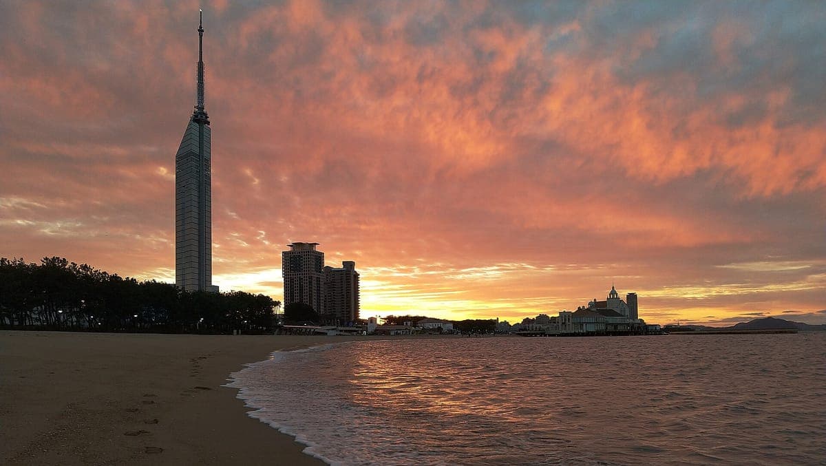 Momochi Seaside Park